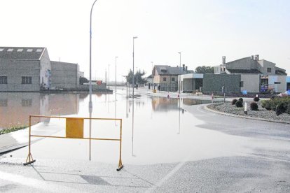 Imagen del vehículo que colisionó con una gran roca en la C-13.