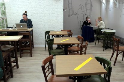 Els bars de Lleida reprenen l'activitat però el fred fa que pocs clients optin per les terrasses