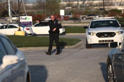 La imagen del vídeo que muestra al joven con las manos en alto.