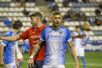 El equipo apoyó a Enric Bernat, compañero recién operado.