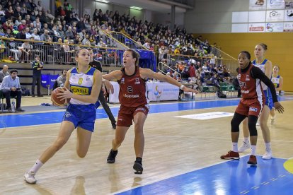 Tinara Moore intenta penetrar davant de Roundtree.