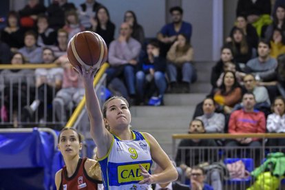 Tinara Moore intenta penetrar davant de Roundtree.