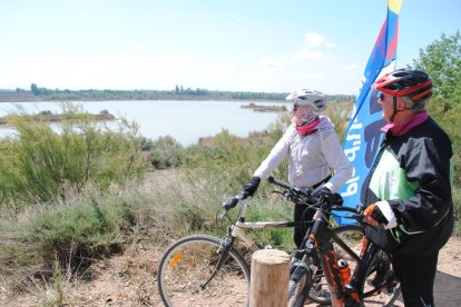 Turistas franceses en el claustro de la catedral de La Seu.