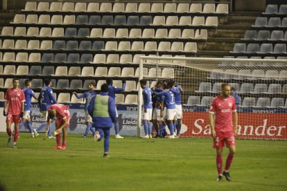 Pau Torres celebra la victòria al final del partit.