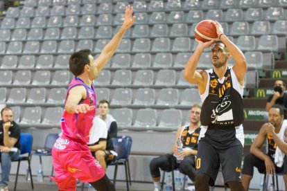 Kaspars Vecvagars controla la pilota davant de Dani Tugores, jugador del Tarragona.
