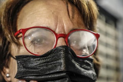 Miquel Hellin, de Federòptics La Mitjana, amb un dels esprais antibaf per a ulleres.
