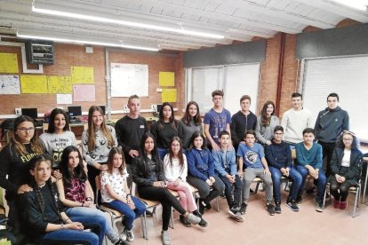 En la fila de atrás, alumnos de tercero del instituto Torre Vicens que hacen de tutores a otros de primero (los que están sentados).