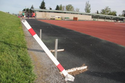 Sebas Vidal indica dónde tendría que pintarse la línea de salida de los 3.000 obstáculos que no existe.
