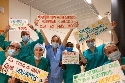 Ánimos desde las plantas Covid - El personal sanitario ha vivido situacines muy estresantes y duras durante la pandemia de coronavirus que se inició en marzo. Pero también encuentra momentos de descanso como en la imagen, donde Marc Ferreres ( ...