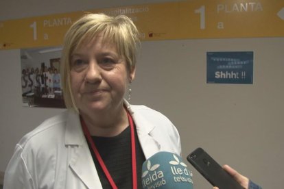 Los dos payasos de la ONG Pallapupas, mientras pedían silencio en una de las salas de espera de consultas externas del Arnau de Vilanova.