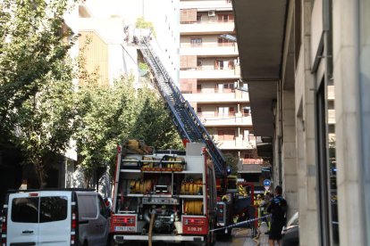 El foc va obligar a tallar el carrer al trànsit.