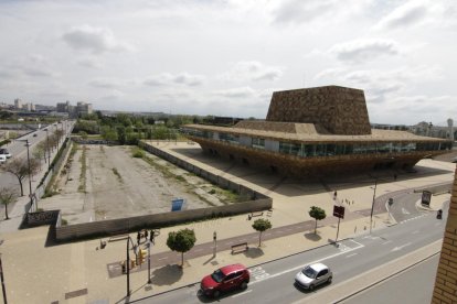 A la izquierda, el solar donde están previstas las dos grandes torres de pisos y, a la derecha, la Llotja.