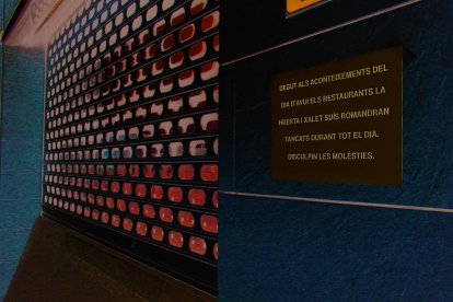 Un piquete informativo entrando en un supermercado de Mercadona en Lleida.