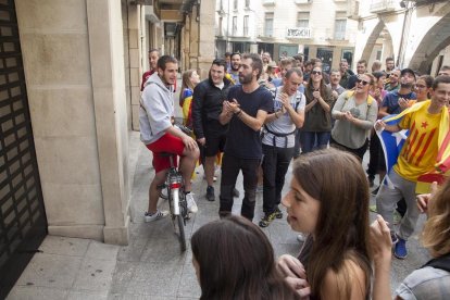 Un piquete informativo entrando en un supermercado de Mercadona en Lleida.
