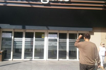 Un piquete informativo entrando en un supermercado de Mercadona en Lleida.