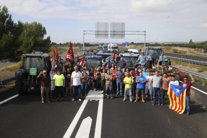 Manifestants van tallar l’A-2 a Torrefarrera durant quatre hores.