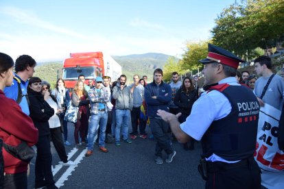 Manifestants van tallar l’A-2 a Torrefarrera durant quatre hores.