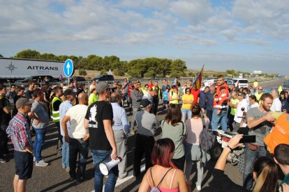 Manifestants van tallar l’A-2 a Torrefarrera durant quatre hores.