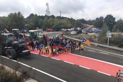 Manifestants van tallar l’A-2 a Torrefarrera durant quatre hores.