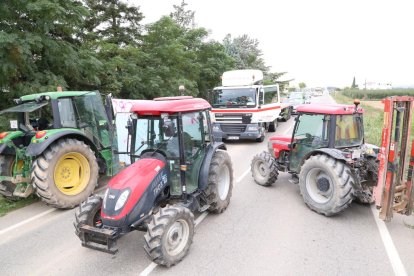 Manifestants van tallar l’A-2 a Torrefarrera durant quatre hores.