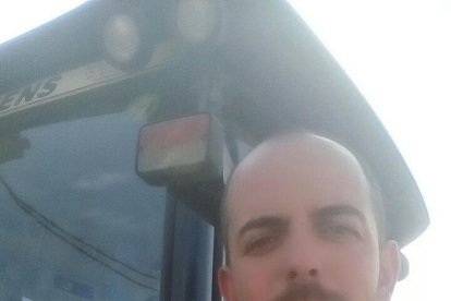 Andreu Ramos, ayer con su pequeño, en la tractorada en el Alt Urgell.