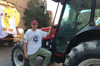 Andreu Ramos, ayer con su pequeño, en la tractorada en el Alt Urgell.