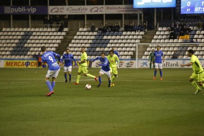 Este remate de cabeza de Marc Nierga, tras un centro de Javi López, fue la mejor ocasión del Lleida en la primera mitad obligando a lucirse al portero rival.