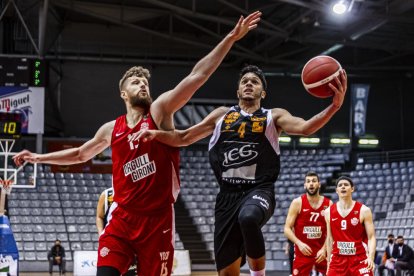 Kendal Manuel lanza ante Gerard Sevillano, uno de los históricos del Força Lleida.