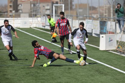 Una acción de peligro en una de las áreas de un derbi provincial que acabó sin goles.