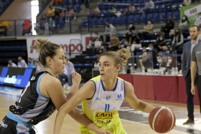 Laure Resimont supera la presión de Adrijana Knezevic y Bojana Kovacevic.