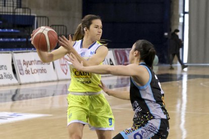 Laure Resimont supera la presión de Adrijana Knezevic y Bojana Kovacevic.