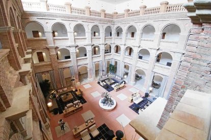 El Parador del Roser obrirà dijous i els empresaris de la zona esperen que dinamitzi el barri.