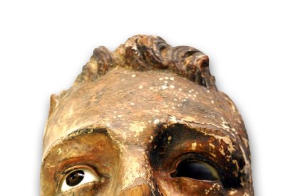 Restos de talla religiosa conservados por mosén Tarragona, parecen monumentalizados en la muestra.