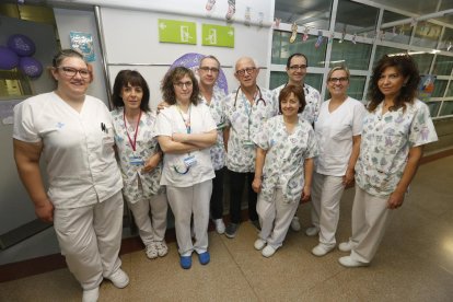 Personal de la unitat de prematurs de l’Arnau atenent un dels nadons que està ingressat en una incubadora.