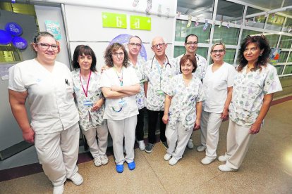 Personal de la unitat de prematurs de l’Arnau atenent un dels nadons que està ingressat en una incubadora.