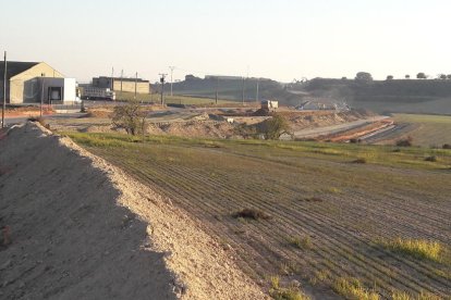 Senyalització d’obres al tram de la C-14 on es construirà el túnel de Tres Ponts.
