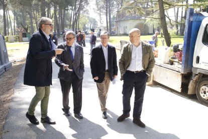 Dos operarios trabajando en la mejora de la zona de las barbacoas, que sigue teniendo mucho uso.