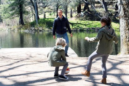 Pedro Sánchez, ahir amb la seua esposa a Anchuras (Ciudad Real), el poble natal del seu pare.