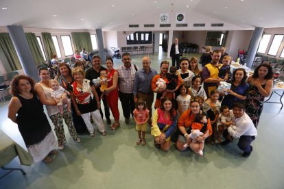Piqué y Shakira, conversando con vecinos el sábado en la fiesta mayor de Sant Guim de Freixenet.
