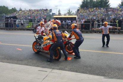 Marc va ser el primer a tornar al box a canviar de moto.