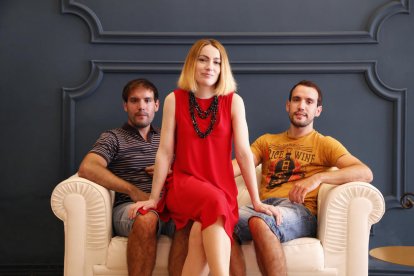 Cristina Espona, envoltada dels seus germans, Miquel i Jordi, ahir a la botiga que obrirà les portes dissabte a les Borges Blanques.