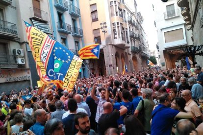 Masiva concentración ante la Paeria para exigir que ceda locales para el referéndum