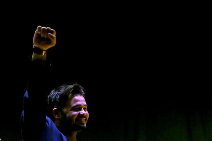 El candidat d’ERC al Congres Gabriel Rufián celebra la victòria.