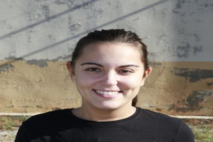 La cuidadora dóna instruccions de com tractar i cuidar un gos que està en adopció.