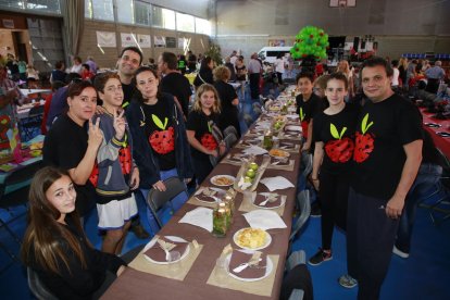 La consellera Meritxell Serret i l’alcalde d’Agramunt, Bernat Solé, barregen ingredients del torró.