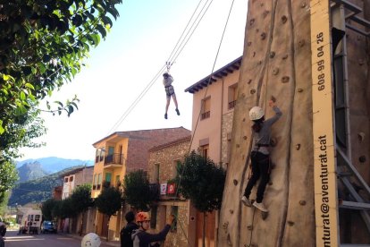 La consellera Meritxell Serret i l’alcalde d’Agramunt, Bernat Solé, barregen ingredients del torró.