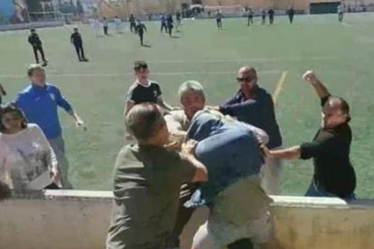 Un momento de la vergonzosa pelea entre padres.