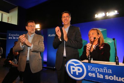 Mariano Rajoy, Xavier García Albiol y Marisa Xandri, ayer a su llegada a la comida-mitin que el PP celebró en la Llotja de Lleida.