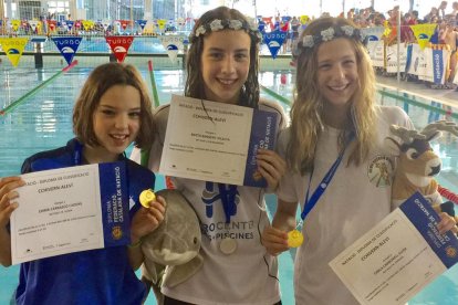 Toni Grañó, con la plata lograda ayer. A la derecha, Emma Carrasco, Berta Benseny y Carla Carbonell, con las preseas de la última jornada.