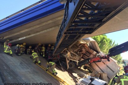 L'accident d'un camió obliga a tallar l'autovia A-2 a Alpicat